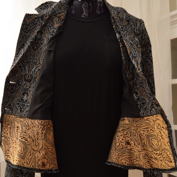 Beautiful Rich Tiered Damask Blazer - Picture 6 of 7